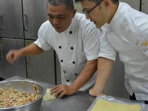 名厨李建轩与在地业者沟通交流