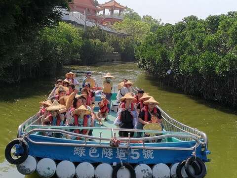 全国首创四草绿色隧道观光管筏在台南