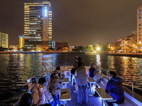台南夜游运河可以欣赏美丽的城市夜景