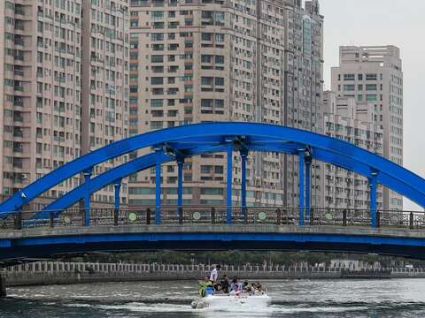 低头穿过桥底的台南运河游河，可饱览台南运河周边城市之美