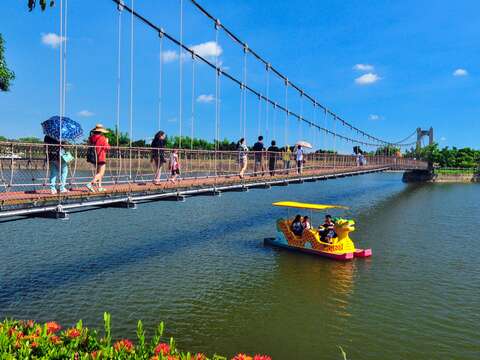 虎头埤为台湾第一水库，除了可以步行欣赏虎月吊桥，也可以体验划船