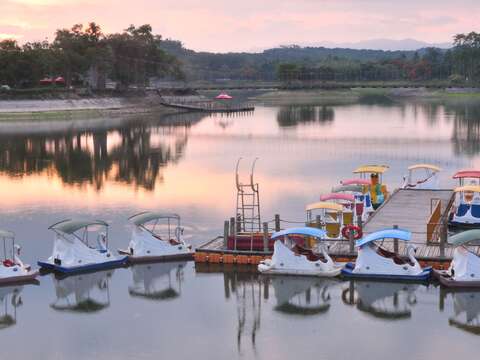 虎头埤为台湾第一水库，沿着湖景步道可一览美丽湖景