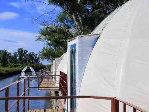 位在台南双春滨海游憩区的白色圆顶星空帐篷