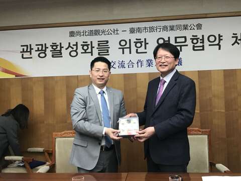 签署观光合作友好协定台南韩国代表合照