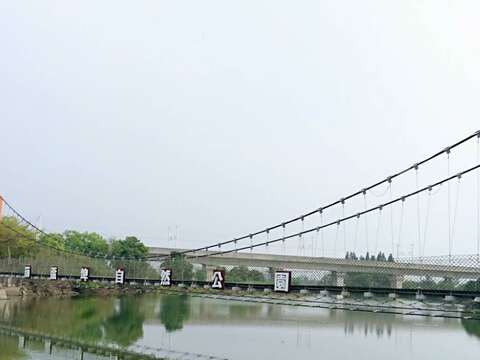 葫蘆埤自然公園吊橋風貌