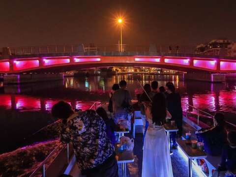 台南市最夯的必游行程-安平游港看夜景