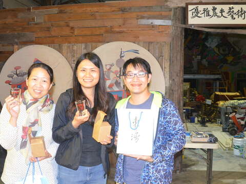 (左起)家住西港的丁小姐及來自台南的情侶蘇小姐、施先生三位旅客今年報名集滿春夏秋冬產地旅行四個場次