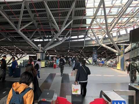 臺南高鐵站驗票閘門的樣子