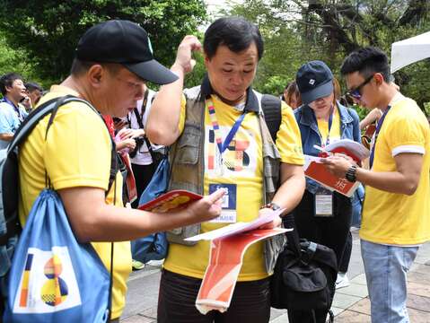07-拿到首站题目任务单的参赛者们认真讨论该如何穿梭台南用照片说故事