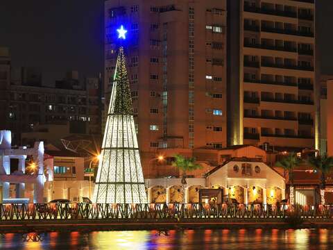 聖誕樹以五餅二魚的繁衍複生的概念進行雷雕圖案設計，15公尺雪白典雅的聖誕樹在運河夜間水面金色波光粼粼，映照絢爛光芒，打造出宛如塞納河畔的浪漫氛圍