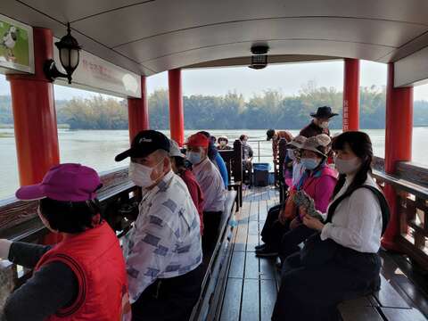 江南度假村最着名的游船赏湖吸引许多人来