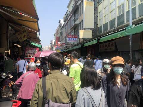 國華街的遊客都很遵守防疫措施戴上口罩