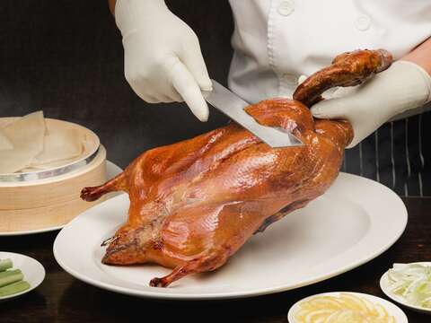 大员皇冠酒店餐厅提供全大运优惠-广东挂炉片皮鸭