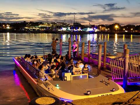 坐船夜游安平运河就是浪漫