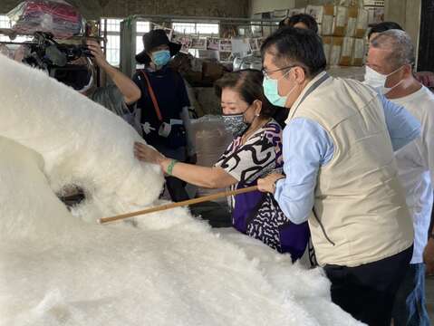 在地手工棉業50年職人蔡順龍先生親自指導體驗打棉被