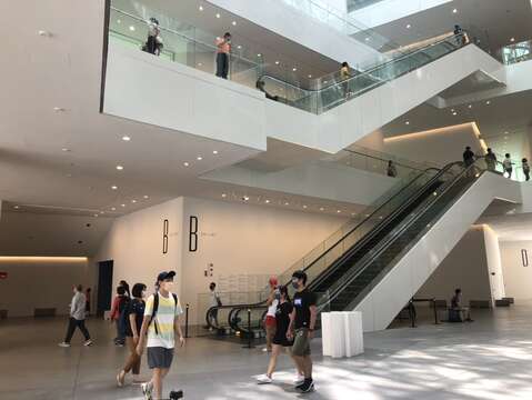 有室内场馆的台南美术馆成为中秋连假许多人的首选