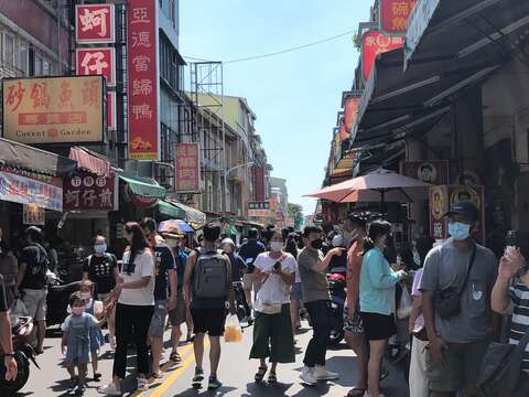 許多遊客來到國華商圈吃美食