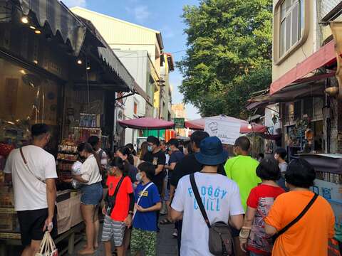游客涌入安平老街逛街购物