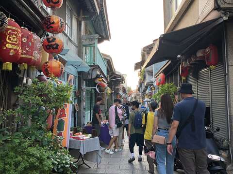 游客来到神农街悠闲漫步旅游
