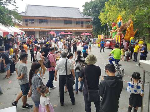 民众带着小朋友一起到关子岭参加市府举办的温泉节