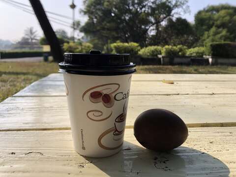 与「虎埤五宝」合照，即赠东山热咖啡及茶叶蛋