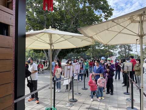 10.山上水道博物館民眾排隊入園