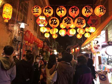 神农街年节气氛吸引大批民众游览