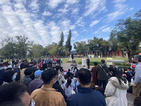 水道花園博物館擠滿觀看表演的人潮