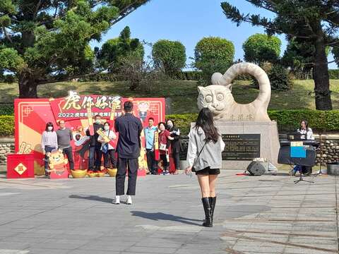 迎宾广场街头艺人演出及游客