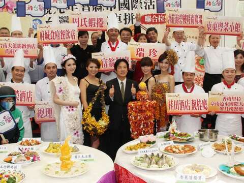 市长率领与会贵宾、活动代表及餐厅业者共同为台南加油打气!