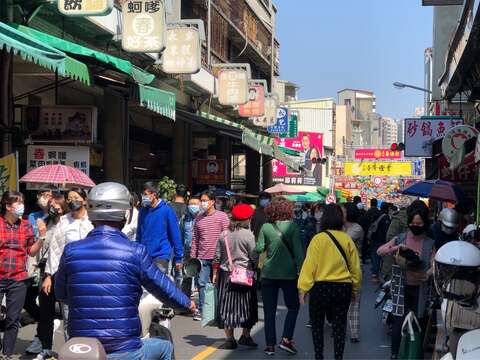 國華街小吃排隊逛街人潮