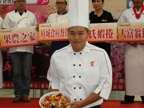 入选「台湾团餐大车拼」的餐厅业者展示最自豪的料理