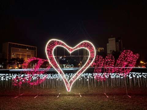 台南玫瑰花灯(南市观旅局提供)