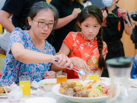 中餐至台南知名宴席餐廳－阿霞飯店，選用當地食材，以減少食物里程，落實低碳餐食