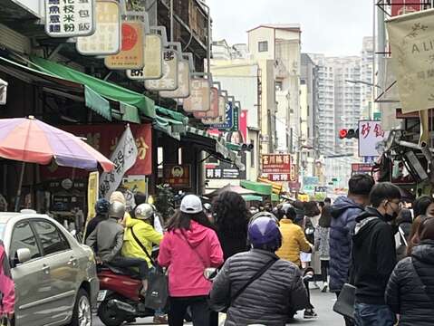 國華街一早美食踩街人潮不斷