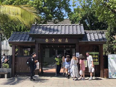 安平樹屋門口遊客排隊入園情形