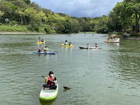 游客到虎头埤风景区体验水域游憩