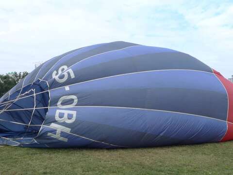 来自斯洛维尼亚的飞行员准备将热气球充气