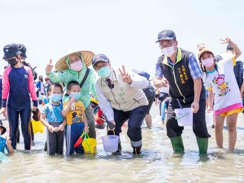 市長與挖文蛤民眾合影