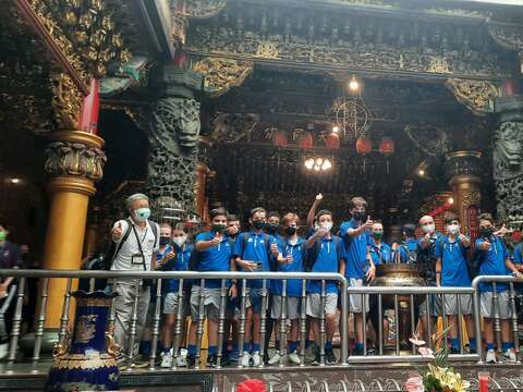 第6回WBSC U12ベースボールワールドカップの休息日に、各国の選手たちは台南の観光工場や文化古跡を満喫　イタリアチームは歴史文化見学、アメリカチームは安平老街で土産物選び