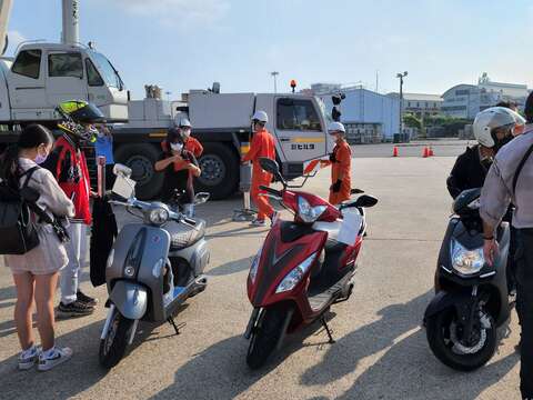 許多遊客攜帶機車進行跳島旅遊