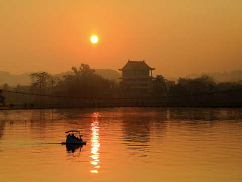 虎頭埤夕陽餘暉水景