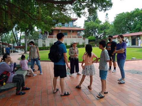 赤崁楼阖家出游聆听导览解说