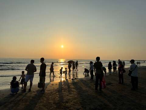 阖家大小一起来观夕平台赏夕阳