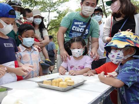 顽皮世界亲子体验月饼制作共渡中秋