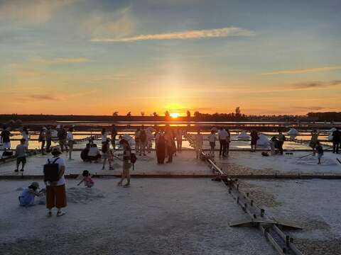 井仔脚盐田夕阳下游客体验盐文化(南市观旅局提供)