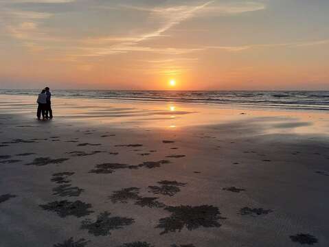 双春滨海游憩区海滩夕照(南市观旅局提供)