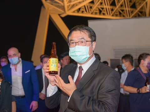 黄伟哲市长介绍台南「南旺夕阳」啤酒