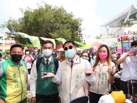 市長及議員森山市集攤位前合照