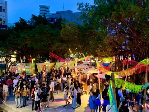 夜間的市集燈光唯美氣氛好